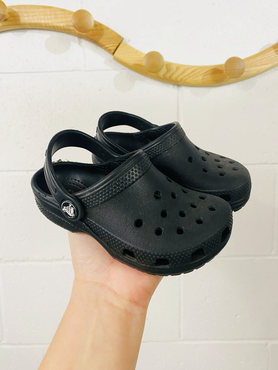 Black crocs cheap size 7