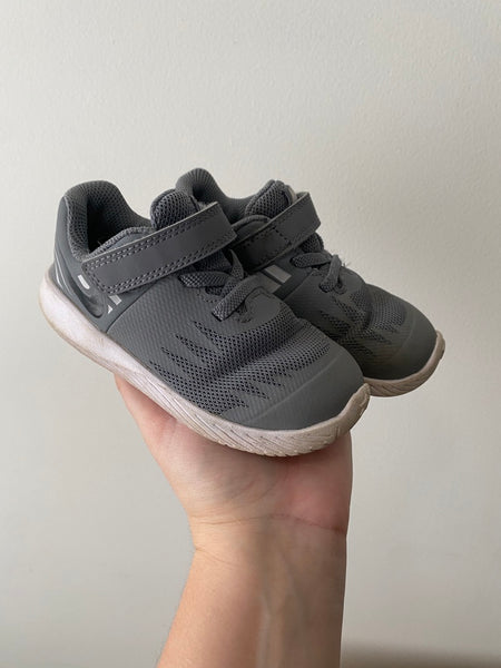 Grey Star Runner, size 7 (7C)